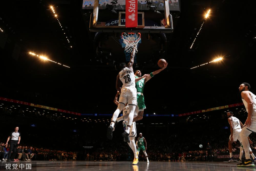 足球市场中 足球市场中